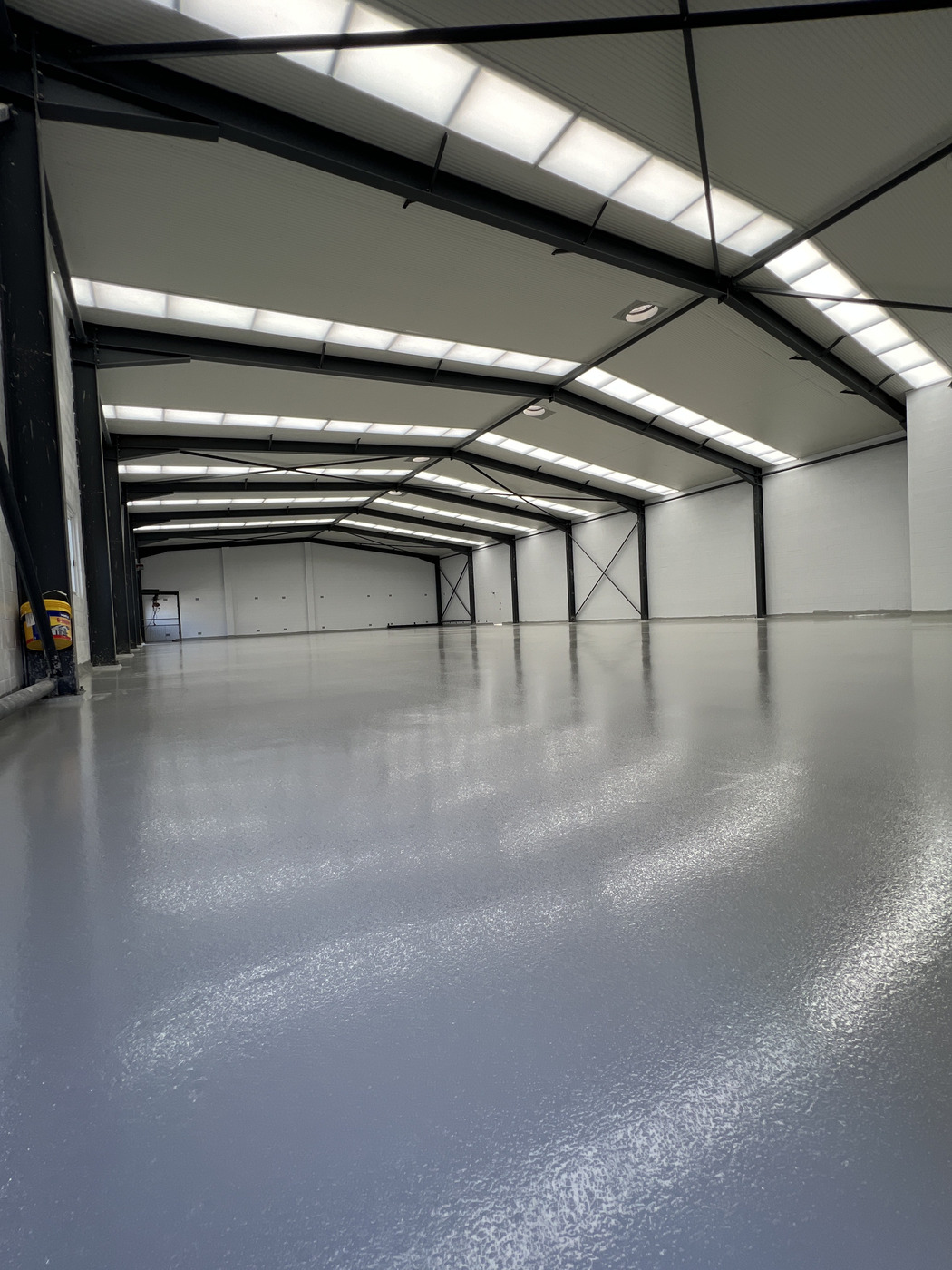 1000m² commercial warehouse with solid colour epoxy floor coating